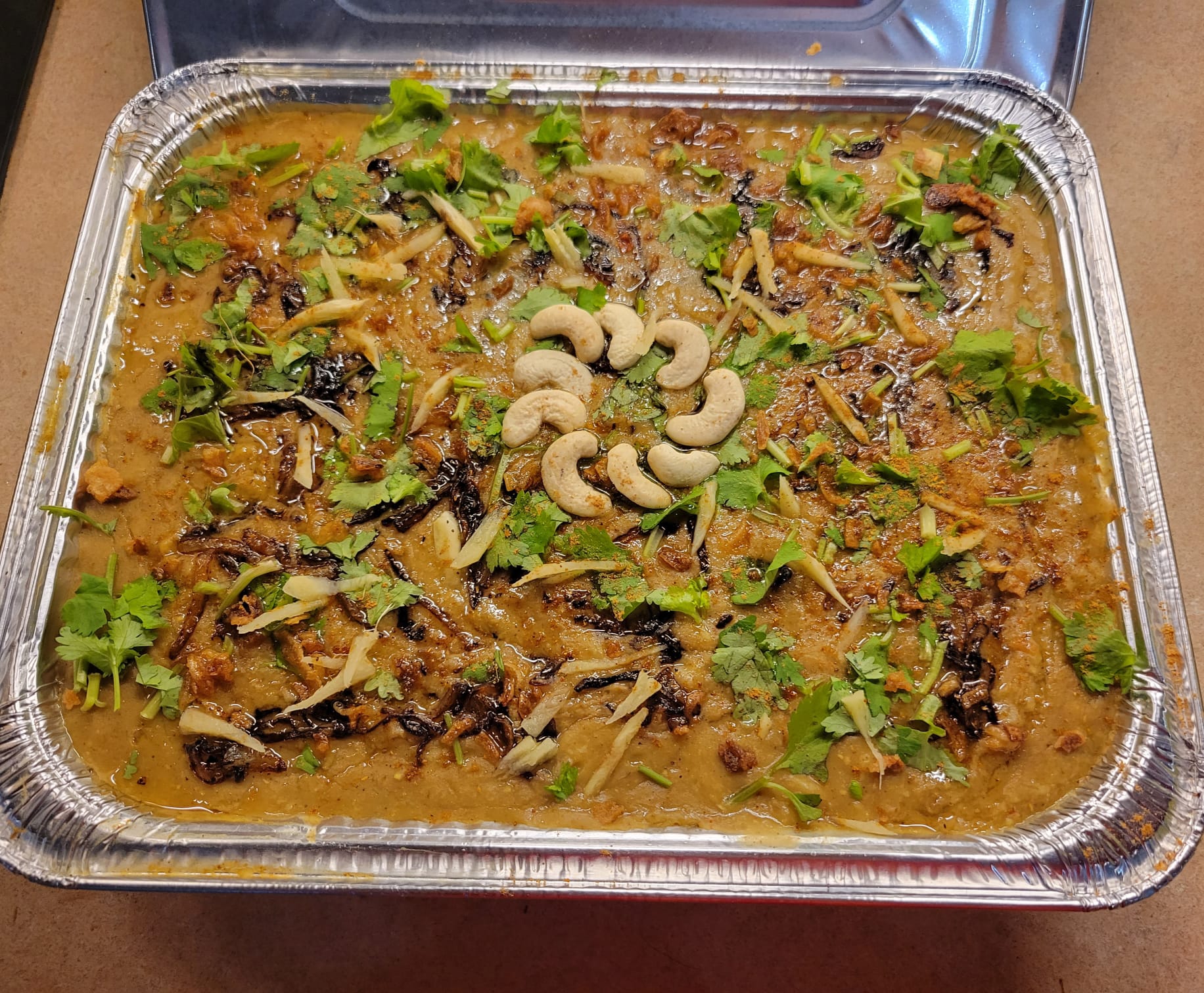 beef / veal haleem served in a tray